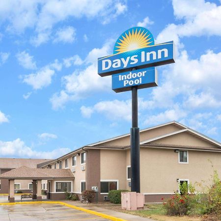Days Inn By Wyndham Topeka Exterior foto