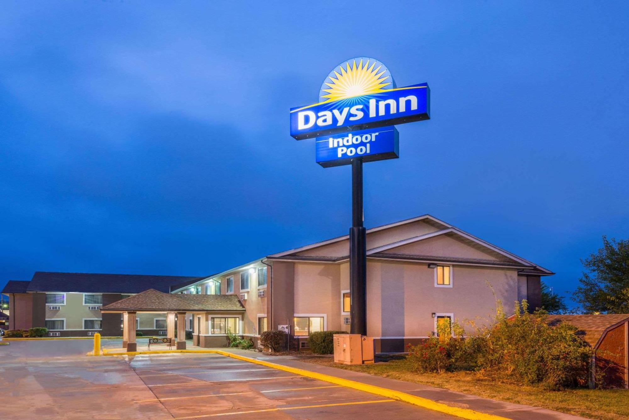 Days Inn By Wyndham Topeka Exterior foto
